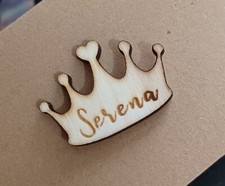 50x Segnaposto Personalizzato Corona In Legno Con Nome Bomboniera Compleanno
