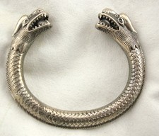 VINTAGE CINA DRAGON BANGLE BRACCIALE RIGIDO IN METALLO ARGENTATO TESTE DRAGO