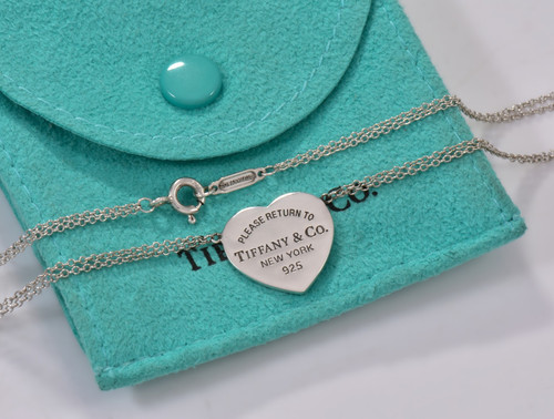 Collana con ciondolo targhetta