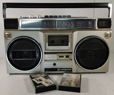 Hitachi TRK-7011E Retro Boombox Radio Cassette Registratore 2 Vie 4 Altoparlanti + Nastri