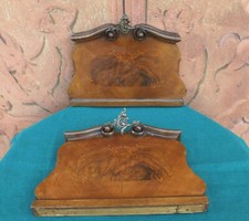 Coppia di alzatine con intarsio centrale e cimasa a fregio