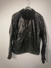 Giubbino invernale uomo nero in ecopelle con cerniera.