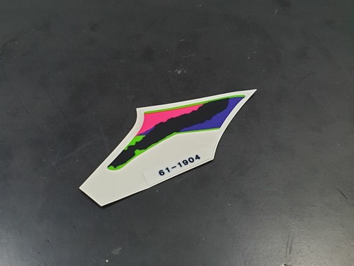 Emblema adesivo sinistro