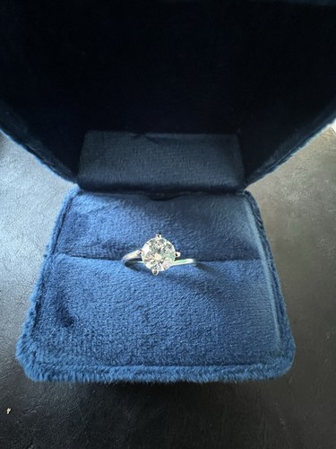 Anello solitario con diamante