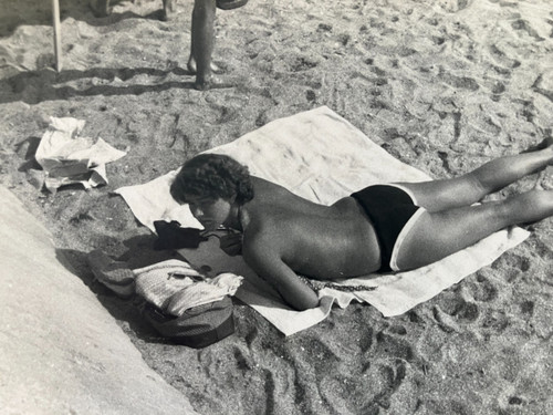 Photo woman sunbathing - photo,