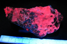 Minerali  Fluorescente  ARAGOSTRONZIANITE gr. 144 cm 8,5x5x4,5 Boccheggiano GR