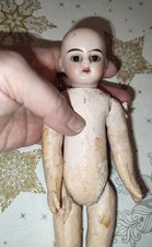 Piccola bambola antica