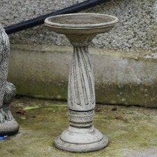 Statua in pietra alimentatore