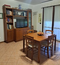 mobili usati soggiorno con tavolo allungabile e sei sedie marca DOIMO