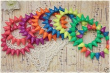 Bracciale colorati elastico con borchie coniche in resina * stile rock punk