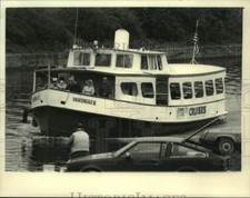 1986 Press Photo The riverboat Nightingale II passes a fisherman in Niskayuna NY