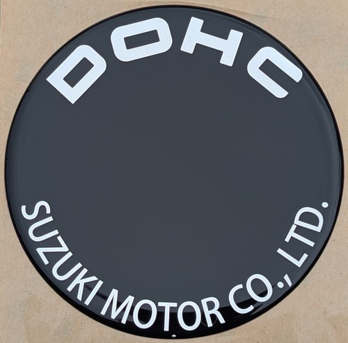 Emblema coperchio motore