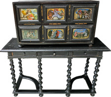 Monetiere con scene dipinte su