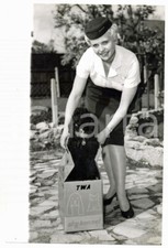 1959 LONDON - TWA hostess Joan