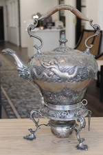 Antico bollitore e supporto