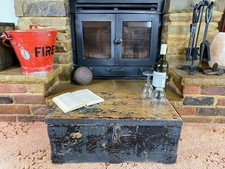 Vecchia cassapanca antica in pino, baule portaoggetti vintage in legno, scatola coperta, tavolino.