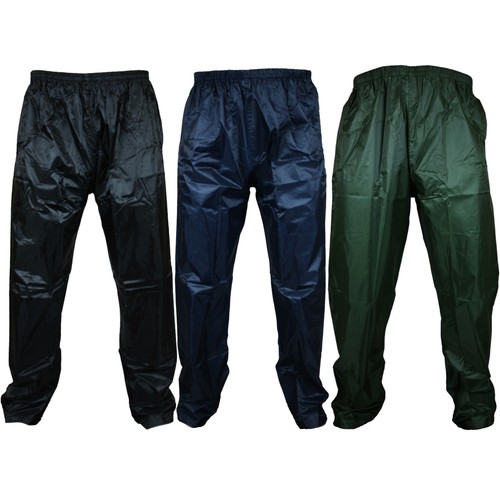 Pantalone sopra impermeabile