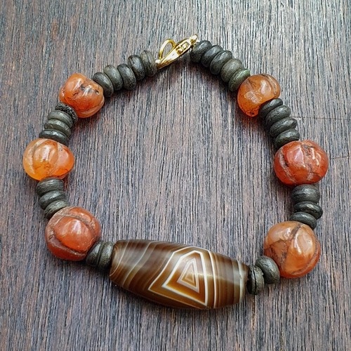 Vecchio bracciale con perline