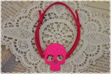 Braccialetto in camoscio con ciondolo a forma di teschio colori filo a scelta