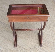 TAVOLINO CON BACHECA PRIMA META' XX SECOLO CON CORNICE SUPERIORE INTARSIATA