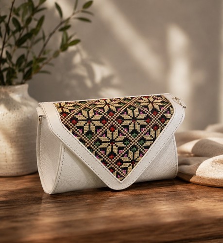 Pochette bianca ricamata