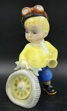 Statuina ragazzo gomme