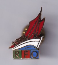 RARE PINS PIN'S .. TV RADIO