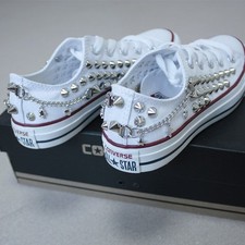 Sneakers originali CONVERSE All-star a fila con borchie e catena e teschi Sheos bianche