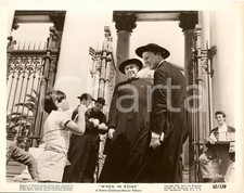 1952 WHEN IN ROME Paul DOUGLAS e Van JOHNSON in abito talare *Foto di scena