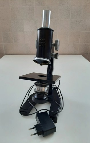 Microscopio biologico con - , luce