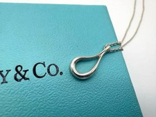 Collana con ciondolo a goccia