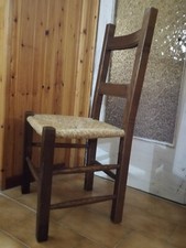 Sedia in legno massello con seduta in paglia, stile arte povera.