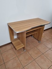 Scrivania d'ufficio con ruote e ripiano estraibile