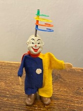 Clown con cerchi colorati in