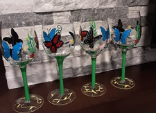 Quattro bicchieri da vino a