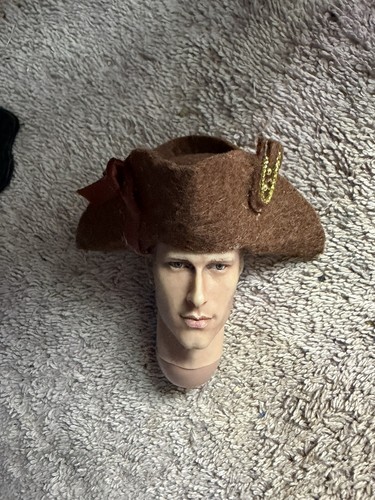 Cappello tricorno marrone