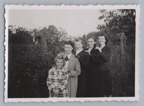Donne con ragazze posa - posa, in