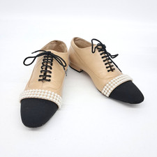 CHANEL Mocassins ornés de