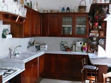 cucina usata in noce nazionale con penisola in marmo Carrara