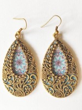 Orecchini goccia BOHO CHIC filigrana con mandala fiore colorato sfondo azzurro.