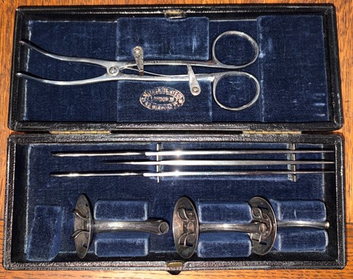 Antico set chirurgico per