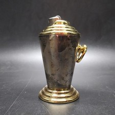 Porta accendino Maserati in forma di anfora argentato e dorato. Patina ossidata