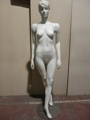 Manichino vetrina bambola - vetrina,