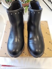 Botas De Nin̈as. Talla 4