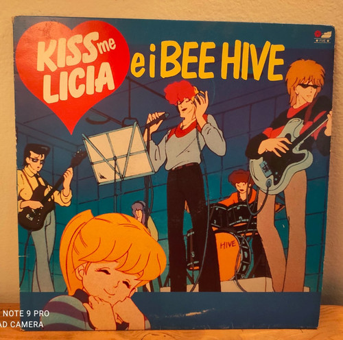 Kiss licia bee hive - me,