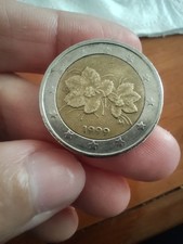 Moneta da 2 euro della Finlandia con incisi i fiori di lampone del 1999