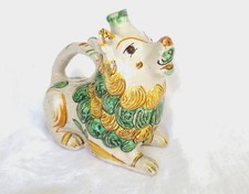 Acquamanile a forma di leone/cane seduto in maiolica italiana, Ariano Irpino, XVIII secolo