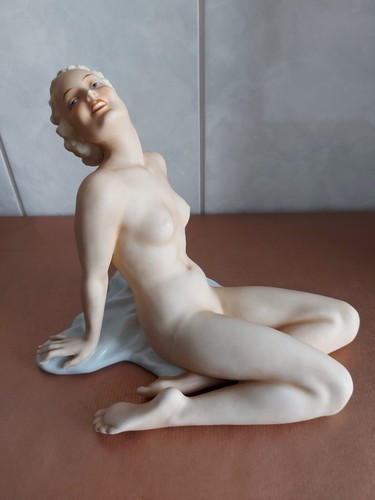 Statua - , in