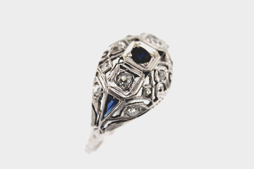 Anello antico con zaffiri - , e
