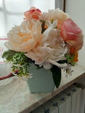 Vaso Decorativo in plastica Con rose rosa, peonie bianche sintetiche. Handmade